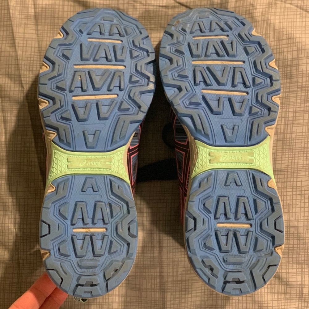 Women’s ASICS - Picture 4 of 6